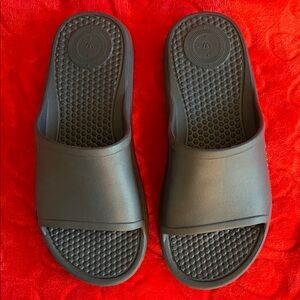 Totes Textured Black Slide Sandals